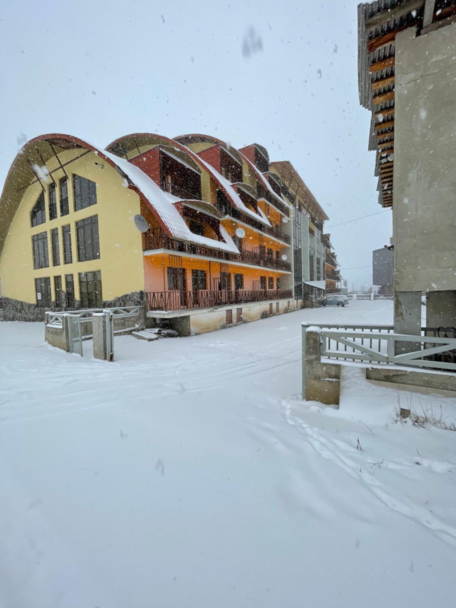 Apartment In Hotel Snow Plaza บาคูเรียนี ภายนอก รูปภาพ